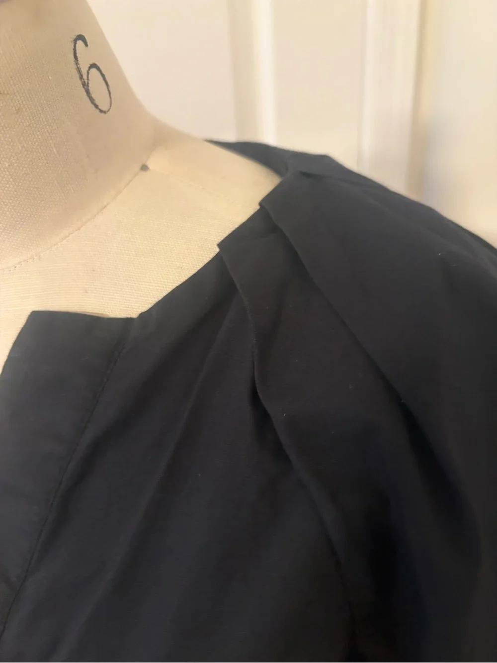 Banana Republic Black V-Neck Puff Sleeve Blouse Size M